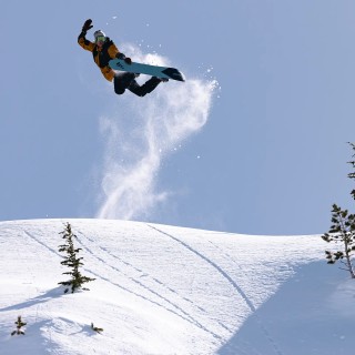 Jones rider Jimmy Goodman wears the Men's MTN Surf Recycled Shell Jacket in Sierra Brown